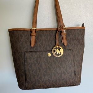 Michael Kors Jet Set Snap Pocket Med Tote